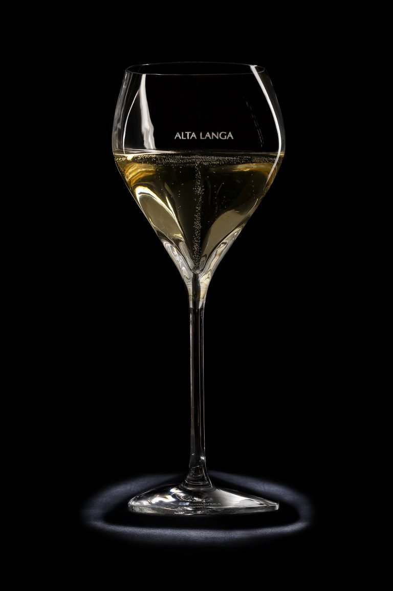 L’Alta Langa Docg è prodotto con uve Pinot nero e Chardonnay