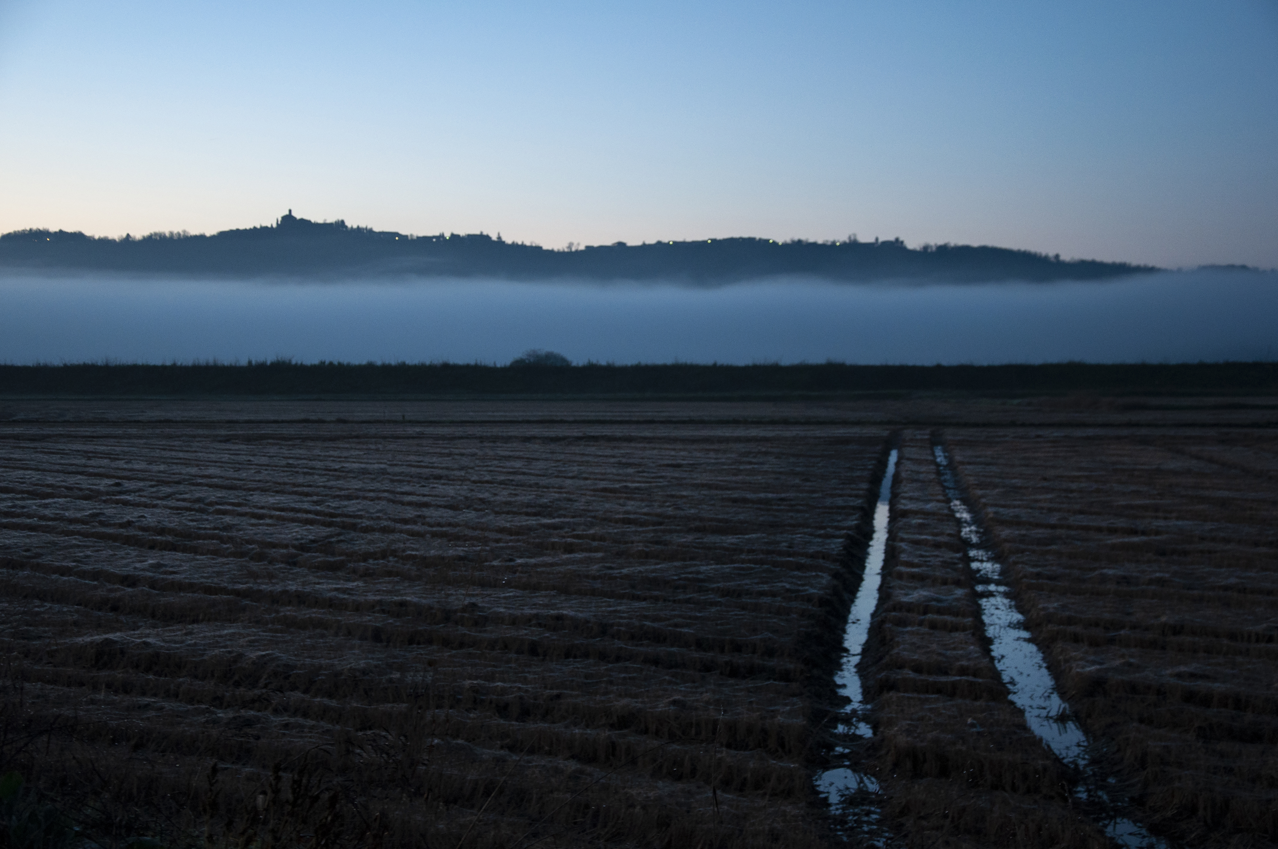 original_images/Campo_acqua_nebbia_collina_autunno.jpg